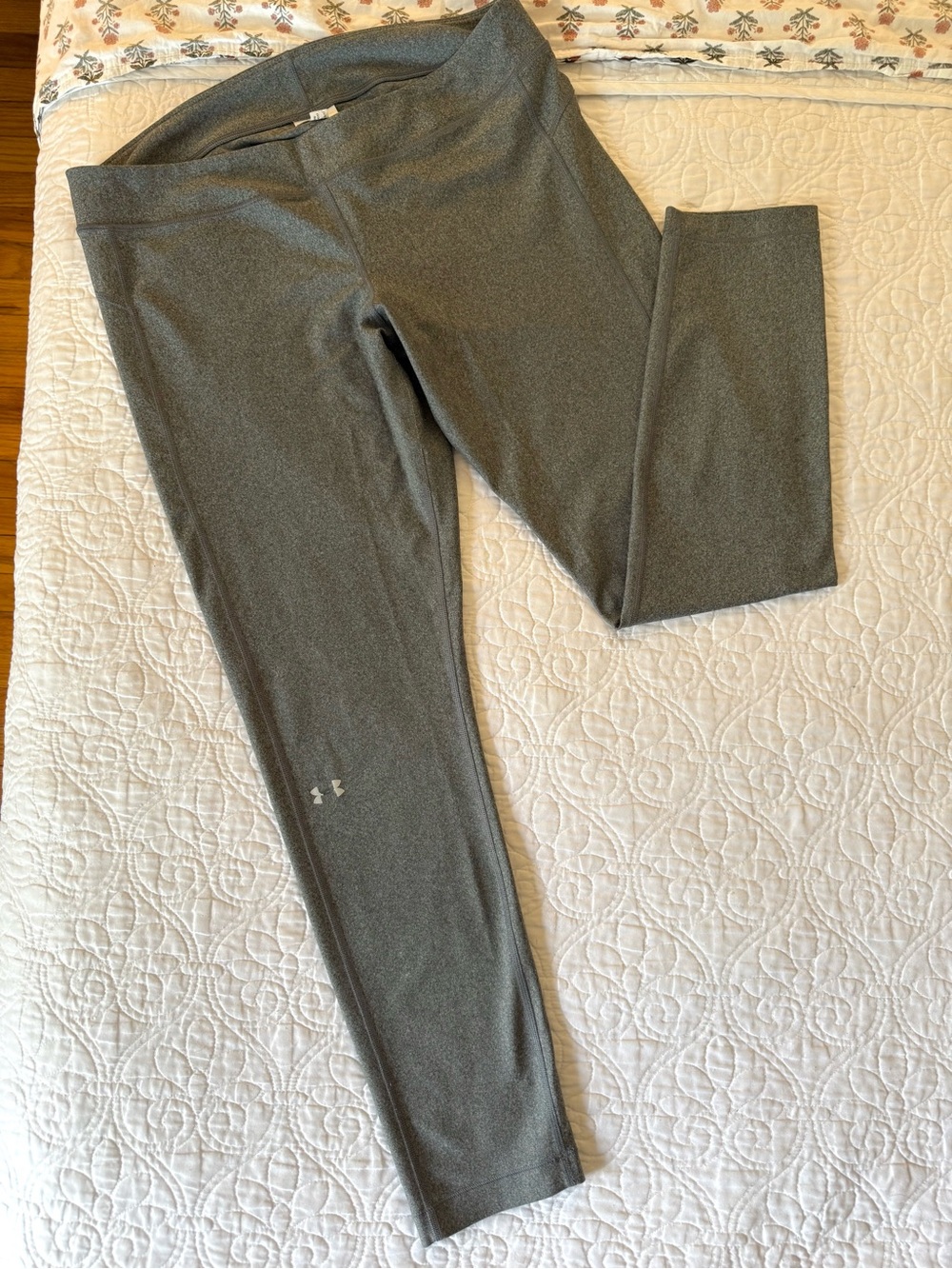 Women’s Under Armour Gray Mid to High Rise Ankle Length Tech Leggings